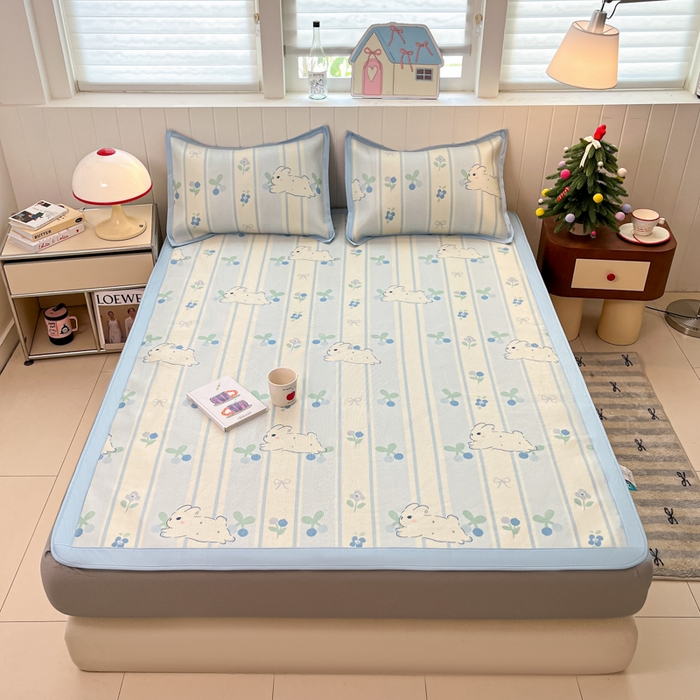 91家纺网 家纺一手货源 找家纺 安哆啦家纺 2025新款A类印花冰藤凉席针织棉牛奶丝夏被夏凉被空调被四件套 蓝条兔