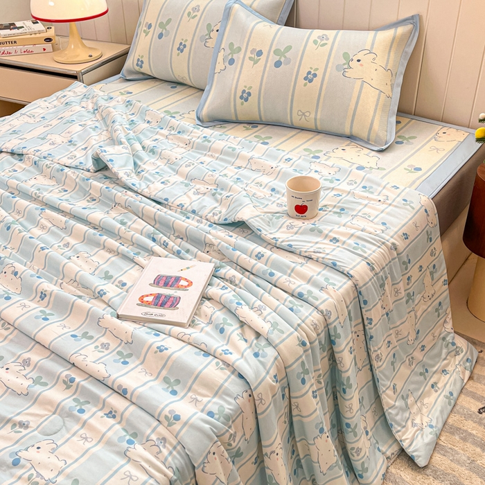 91家纺网 家纺一手货源 找家纺 安哆啦家纺 2025新款A类印花冰藤凉席针织棉牛奶丝夏被夏凉被空调被四件套 蓝条兔