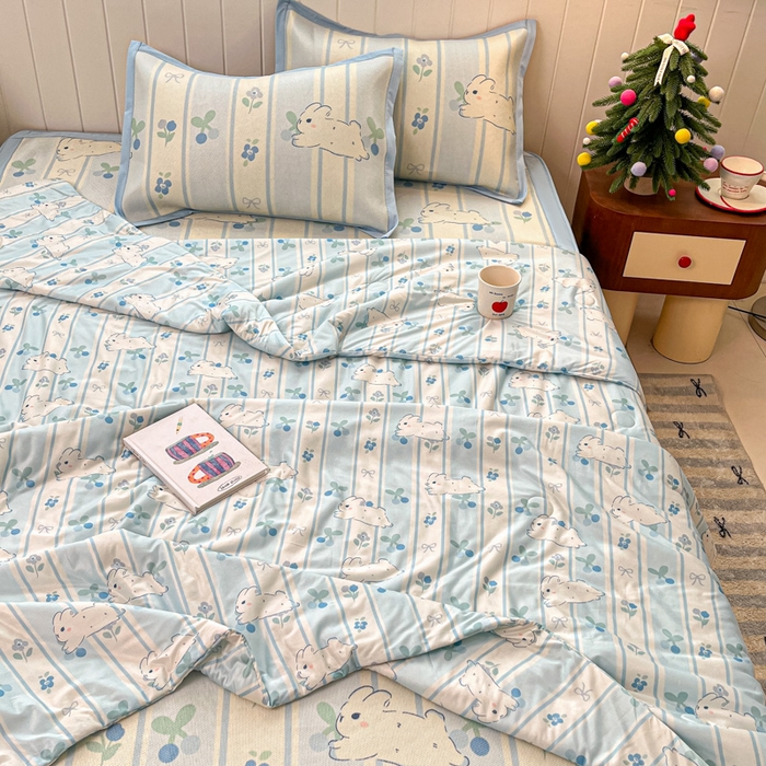 91家纺网 家纺一手货源 找家纺 安哆啦家纺 2025新款A类印花冰藤凉席针织棉牛奶丝夏被夏凉被空调被四件套 蓝条兔