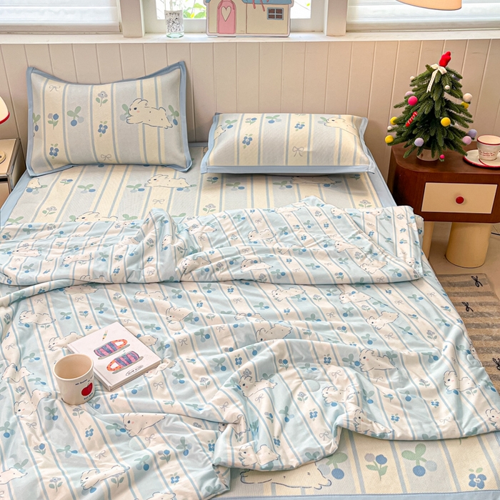 91家纺网 家纺一手货源 找家纺 安哆啦家纺 2025新款A类印花冰藤凉席针织棉牛奶丝夏被夏凉被空调被四件套 蓝条兔