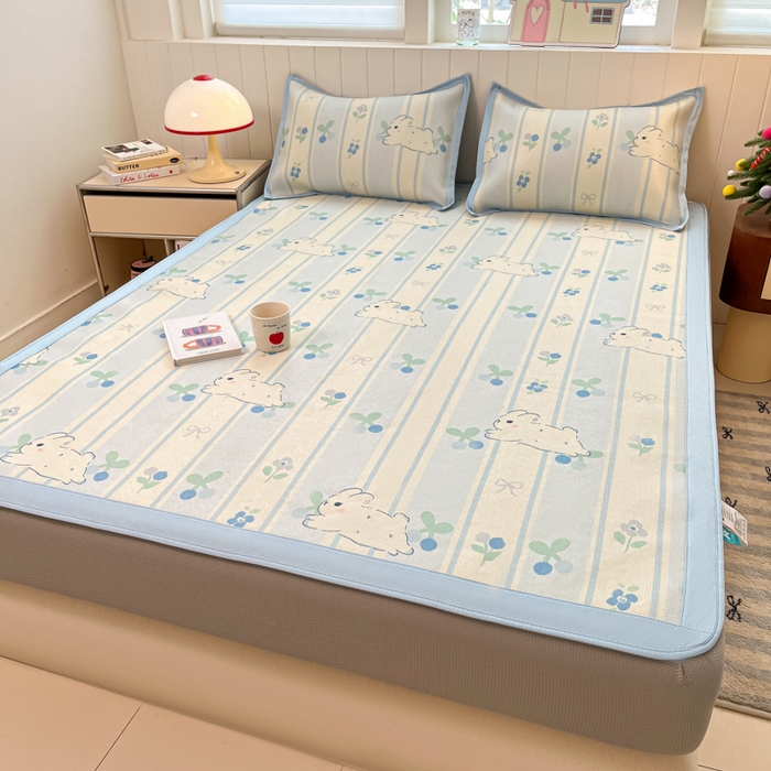 91家纺网 家纺一手货源 找家纺 安哆啦家纺 2025新款A类印花冰藤凉席针织棉牛奶丝夏被夏凉被空调被四件套 蓝条兔