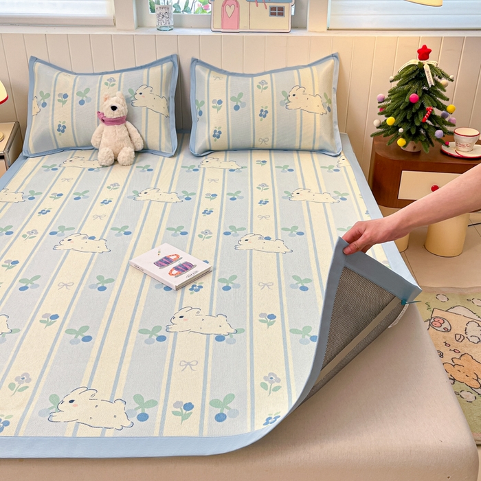 91家纺网 家纺一手货源 找家纺 安哆啦家纺 2025新款A类印花冰藤凉席针织棉牛奶丝夏被夏凉被空调被四件套 蓝条兔