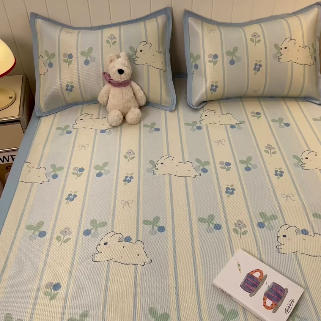 91家纺网 家纺一手货源 找家纺 安哆啦家纺 2025新款A类印花冰藤凉席针织棉牛奶丝夏被夏凉被空调被四件套 蓝条兔