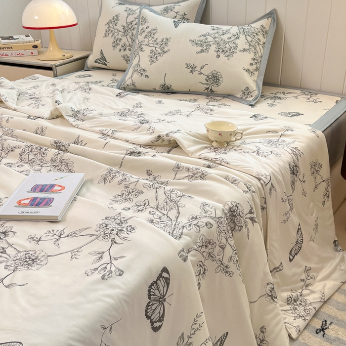 91家纺网 家纺一手货源 找家纺 安哆啦家纺 2025新款A类印花冰藤凉席针织棉牛奶丝夏被夏凉被空调被四件套 梦蝶