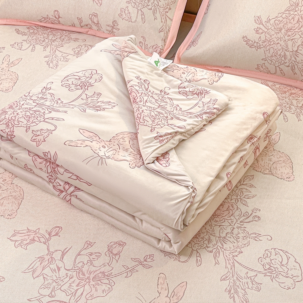 安哆啦家纺 2025新款A类印花冰藤凉席针织棉牛奶丝夏被夏凉被空调被四件套 免小姐的花