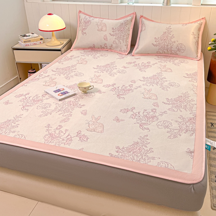 91家纺网 家纺一手货源 找家纺 安哆啦家纺 2025新款A类印花冰藤凉席针织棉牛奶丝夏被夏凉被空调被四件套 免小姐的花