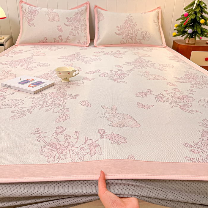 91家纺网 家纺一手货源 找家纺 安哆啦家纺 2025新款A类印花冰藤凉席针织棉牛奶丝夏被夏凉被空调被四件套 免小姐的花