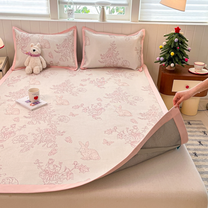 91家纺网 家纺一手货源 找家纺 安哆啦家纺 2025新款A类印花冰藤凉席针织棉牛奶丝夏被夏凉被空调被四件套 免小姐的花