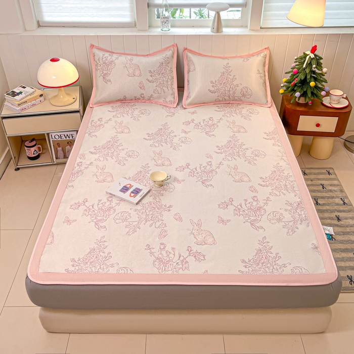 91家纺网 家纺一手货源 找家纺 安哆啦家纺 2025新款A类印花冰藤凉席针织棉牛奶丝夏被夏凉被空调被四件套 免小姐的花