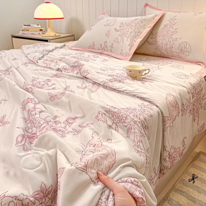 91家纺网 家纺一手货源 找家纺 安哆啦家纺 2025新款A类印花冰藤凉席针织棉牛奶丝夏被夏凉被空调被四件套 免小姐的花