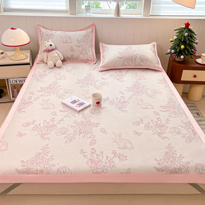 91家纺网 家纺一手货源 找家纺 安哆啦家纺 2025新款A类印花冰藤凉席针织棉牛奶丝夏被夏凉被空调被四件套 免小姐的花