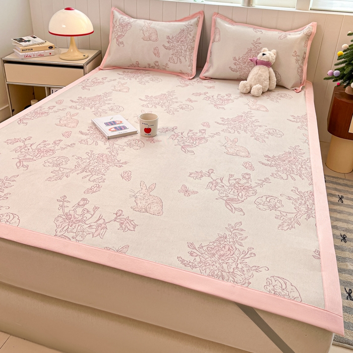 91家纺网 家纺一手货源 找家纺 安哆啦家纺 2025新款A类印花冰藤凉席针织棉牛奶丝夏被夏凉被空调被四件套 免小姐的花