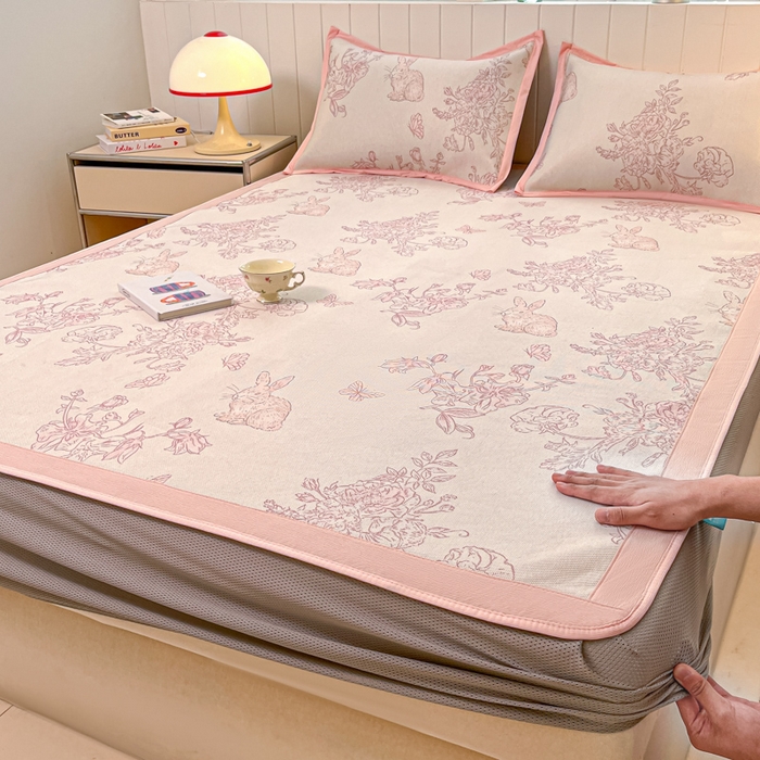 91家纺网 家纺一手货源 找家纺 安哆啦家纺 2025新款A类印花冰藤凉席针织棉牛奶丝夏被夏凉被空调被四件套 免小姐的花