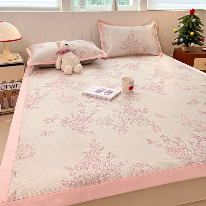 91家纺网 家纺一手货源 找家纺 安哆啦家纺 2025新款A类印花冰藤凉席针织棉牛奶丝夏被夏凉被空调被四件套 免小姐的花