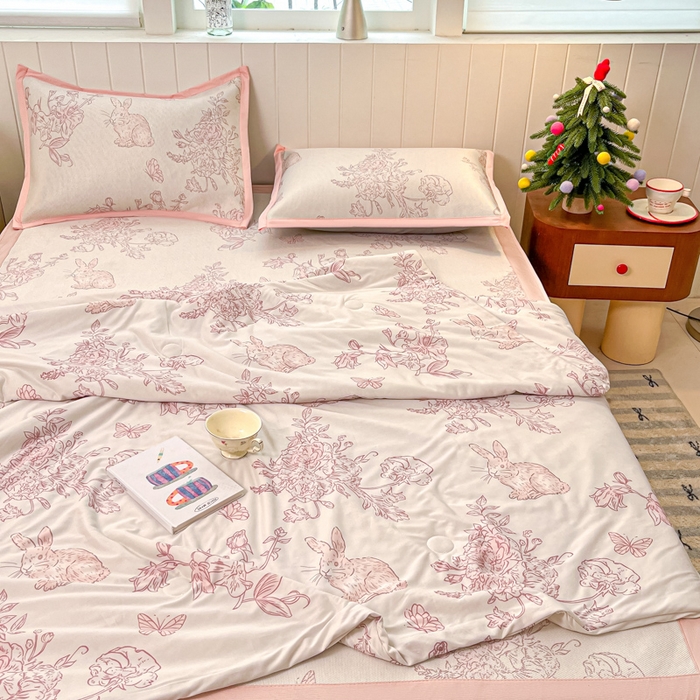 91家纺网 家纺一手货源 找家纺 安哆啦家纺 2025新款A类印花冰藤凉席针织棉牛奶丝夏被夏凉被空调被四件套 免小姐的花