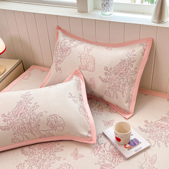 91家纺网 家纺一手货源 找家纺 安哆啦家纺 2025新款A类印花冰藤凉席针织棉牛奶丝夏被夏凉被空调被四件套 免小姐的花