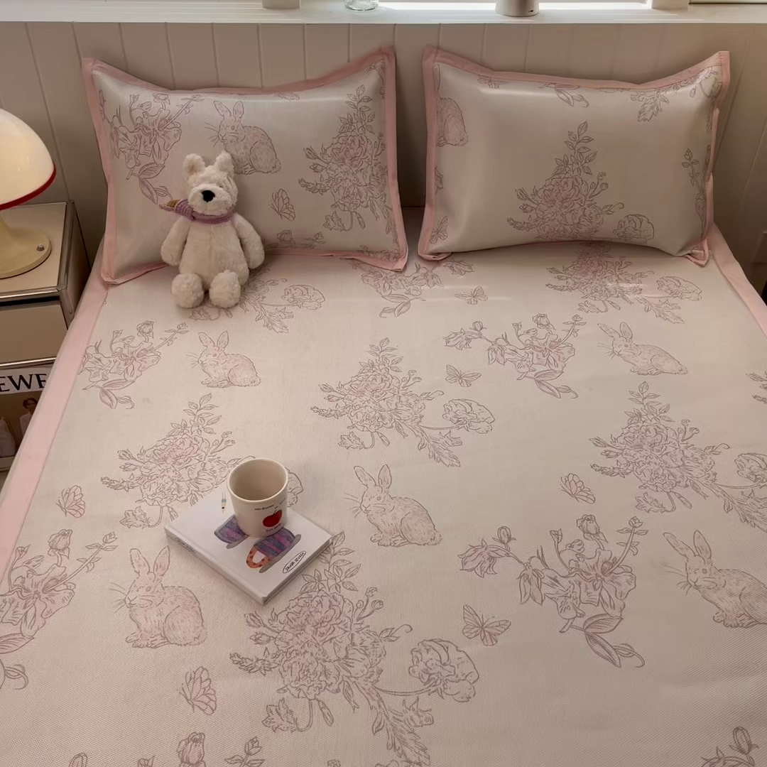 91家纺网 家纺一手货源 找家纺 安哆啦家纺 2025新款A类印花冰藤凉席针织棉牛奶丝夏被夏凉被空调被四件套 免小姐的花