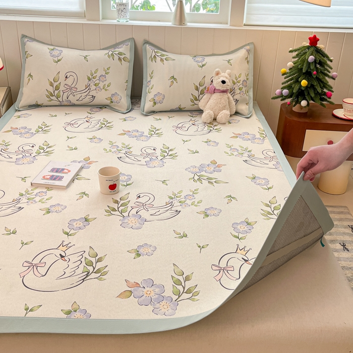 91家纺网 家纺一手货源 找家纺 安哆啦家纺 2025新款A类印花冰藤凉席针织棉牛奶丝夏被夏凉被空调被四件套 天鹅湖