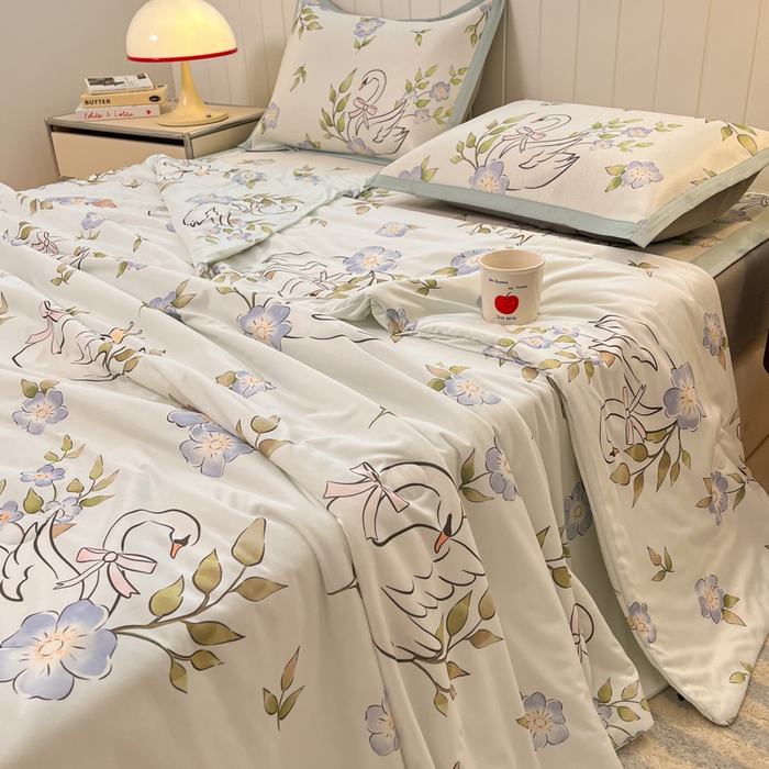 91家纺网 家纺一手货源 找家纺 安哆啦家纺 2025新款A类印花冰藤凉席针织棉牛奶丝夏被夏凉被空调被四件套 天鹅湖