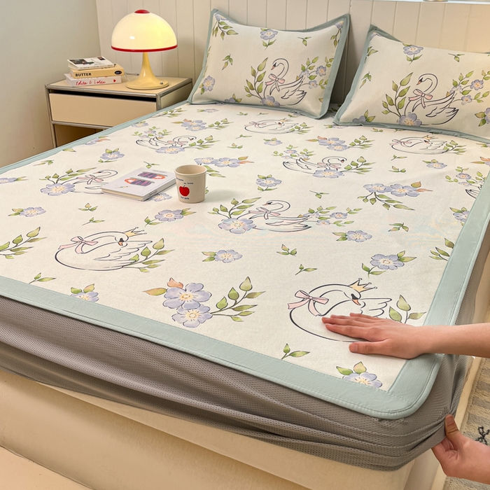 91家纺网 家纺一手货源 找家纺 安哆啦家纺 2025新款A类印花冰藤凉席针织棉牛奶丝夏被夏凉被空调被四件套 天鹅湖