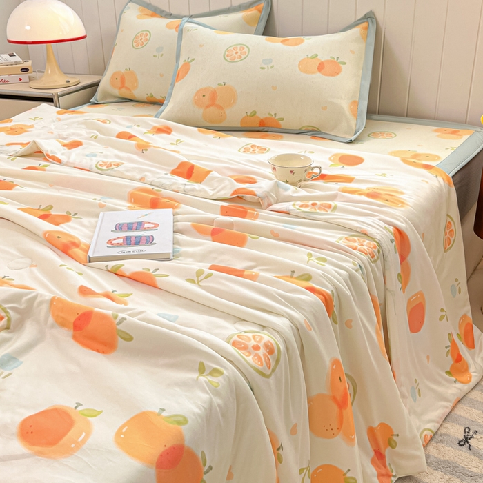 91家纺网 家纺一手货源 找家纺 安哆啦家纺 2025新款A类印花冰藤凉席针织棉牛奶丝夏被夏凉被空调被四件套 小橘子