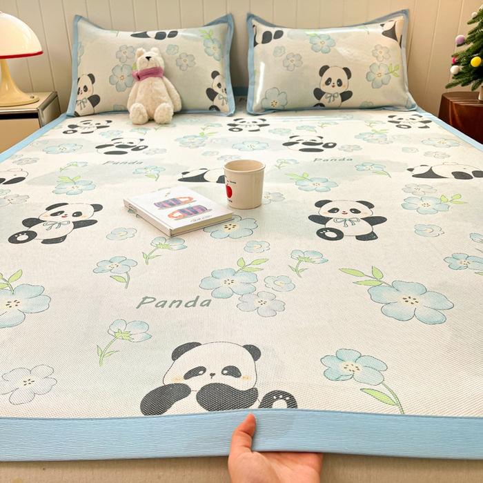 91家纺网 家纺一手货源 找家纺 安哆啦家纺 2025新款A类印花冰藤凉席针织棉牛奶丝夏被夏凉被空调被四件套 熊猫团团