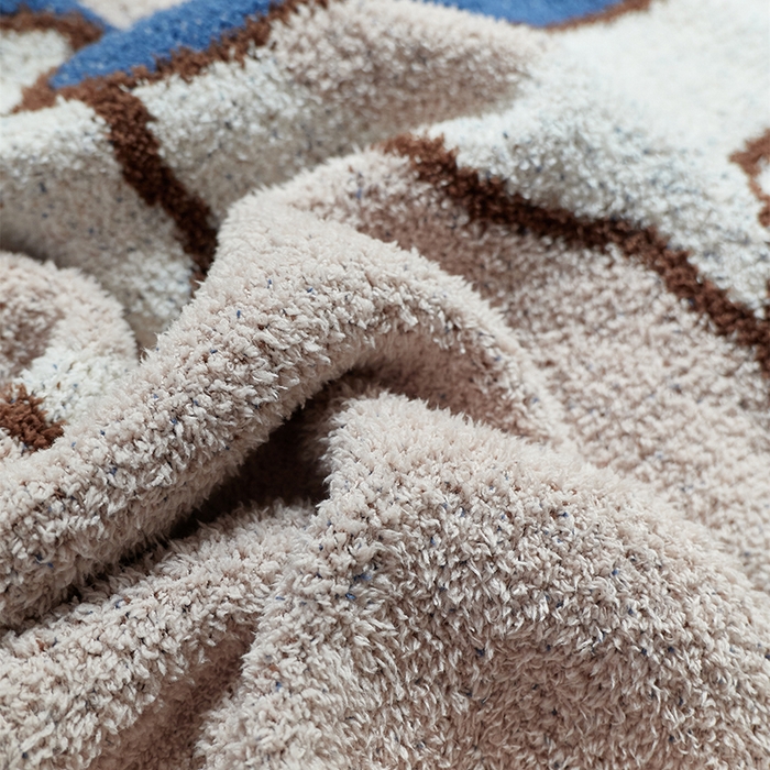 91家纺网 家纺一手货源 找家纺 暖绵绵2025新款半边绒涤纶混纺毯子抱枕套 贝塔斯