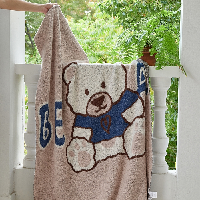 91家纺网 家纺一手货源 找家纺 暖绵绵2025新款半边绒涤纶混纺毯子抱枕套 贝塔斯