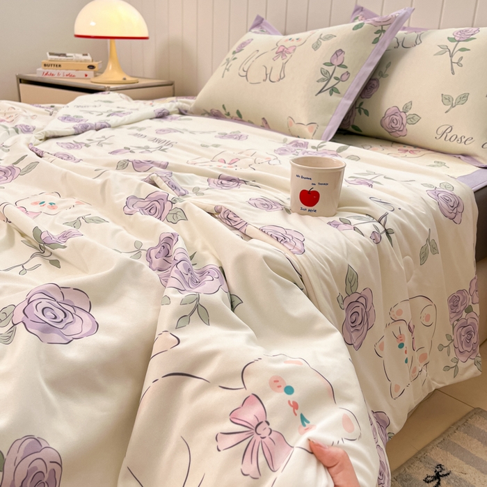 91家纺网 家纺一手货源 找家纺 安哆啦家纺 2025新款A类印花冰藤凉席针织棉牛奶丝夏被夏凉被空调被四件套 紫花猫