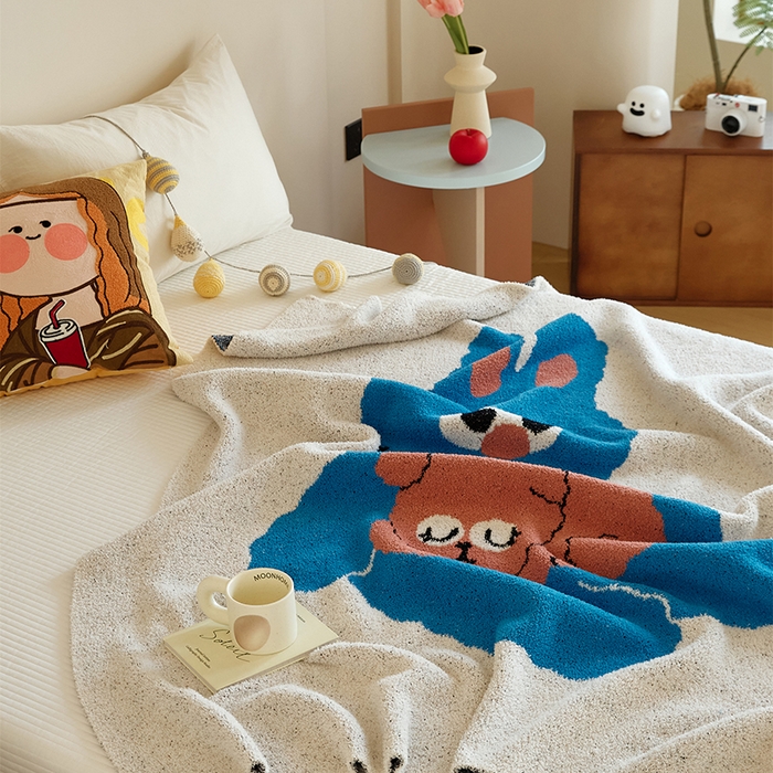 91家纺网 家纺一手货源 找家纺 暖绵绵2025新款半边绒涤纶混纺毯子抱枕套 比恩兔