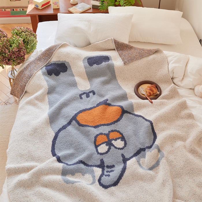 91家纺网 家纺一手货源 找家纺 暖绵绵2025新款半边绒涤纶混纺毯子抱枕套 艾雅达