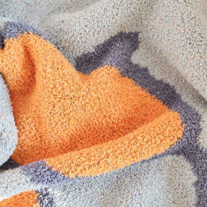 91家纺网 家纺一手货源 找家纺 暖绵绵2025新款半边绒涤纶混纺毯子抱枕套 艾雅达