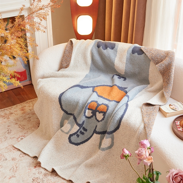 91家纺网 家纺一手货源 找家纺 暖绵绵2025新款半边绒涤纶混纺毯子抱枕套 艾雅达