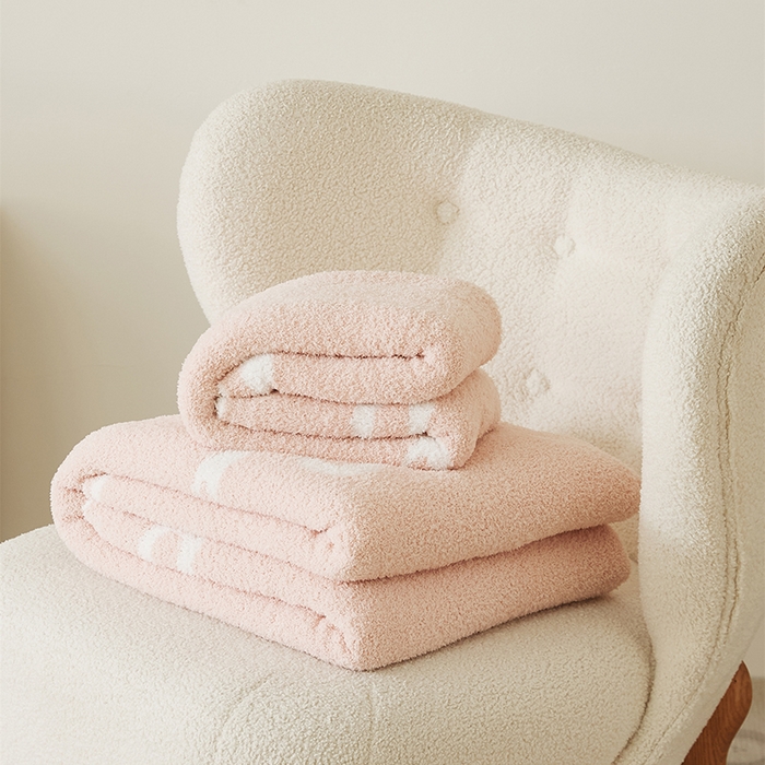 91家纺网 家纺一手货源 找家纺 暖绵绵2025新款半边绒涤纶混纺毯子抱枕套 代芙粉