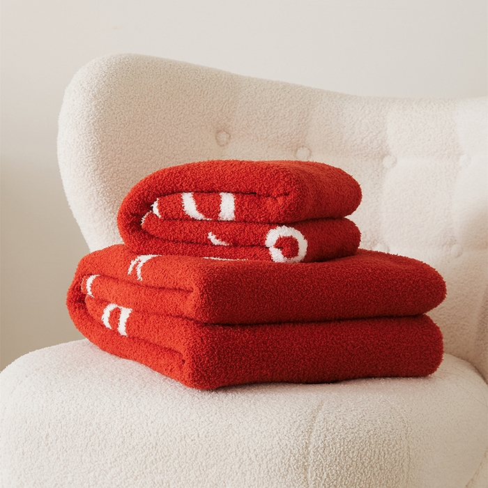 91家纺网 家纺一手货源 找家纺 暖绵绵2025新款半边绒涤纶混纺毯子抱枕套 代芙红