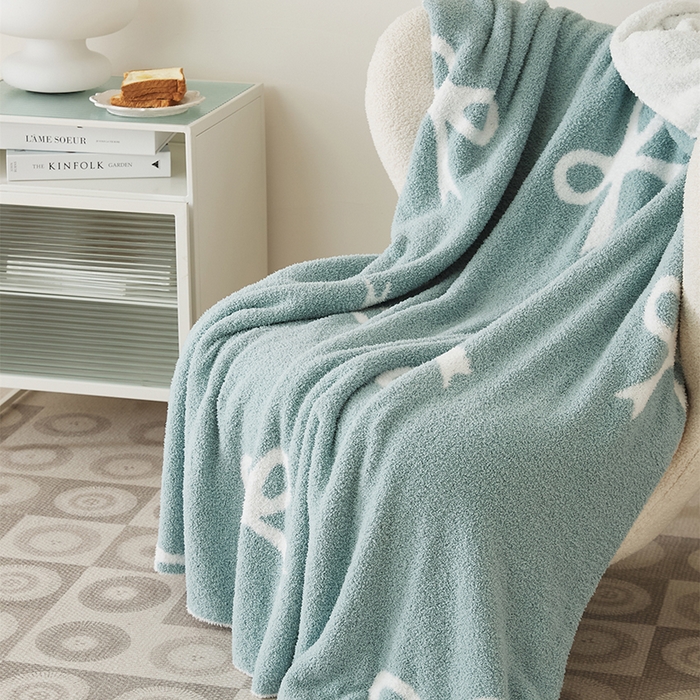 91家纺网 家纺一手货源 找家纺 暖绵绵2025新款半边绒涤纶混纺毯子抱枕套 代芙雅兰