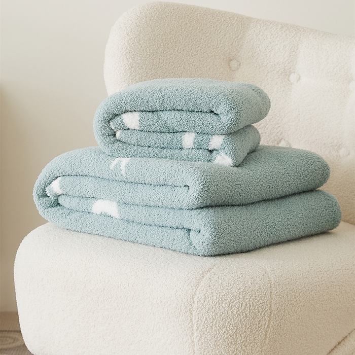 91家纺网 家纺一手货源 找家纺 暖绵绵2025新款半边绒涤纶混纺毯子抱枕套 代芙雅兰