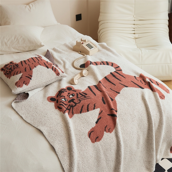 91家纺网 家纺一手货源 找家纺 暖绵绵2025新款半边绒涤纶混纺毯子抱枕套 粉色虎