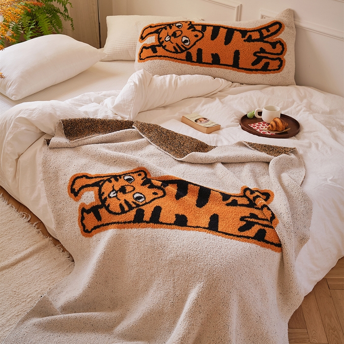 91家纺网 家纺一手货源 找家纺 暖绵绵2025新款半边绒涤纶混纺毯子抱枕套 沃虎