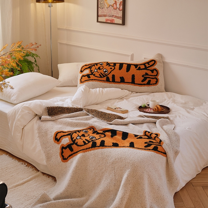 91家纺网 家纺一手货源 找家纺 暖绵绵2025新款半边绒涤纶混纺毯子抱枕套 沃虎