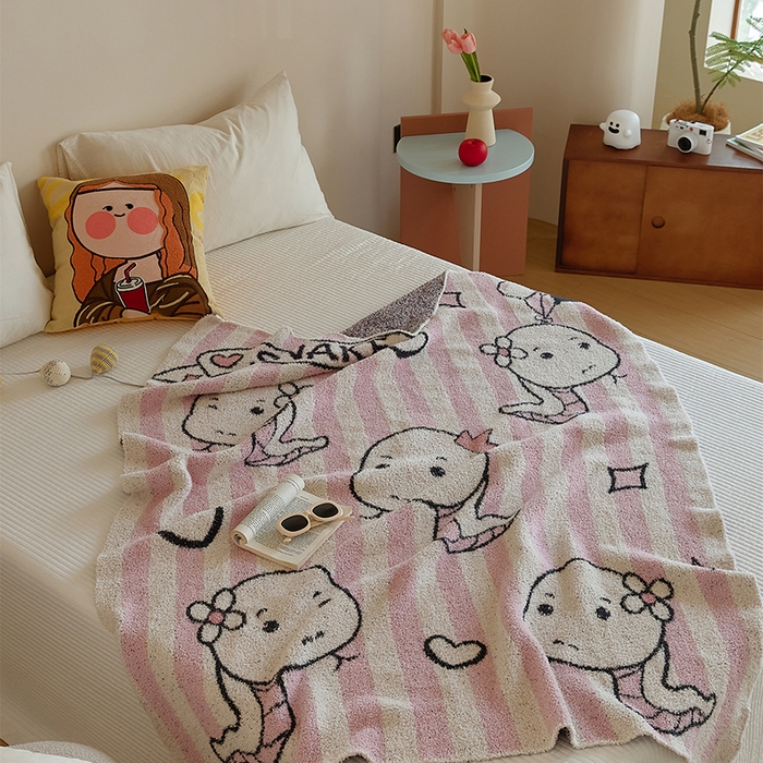 91家纺网 家纺一手货源 找家纺 暖绵绵2025新款半边绒涤纶混纺毯子抱枕套 斯内克-粉