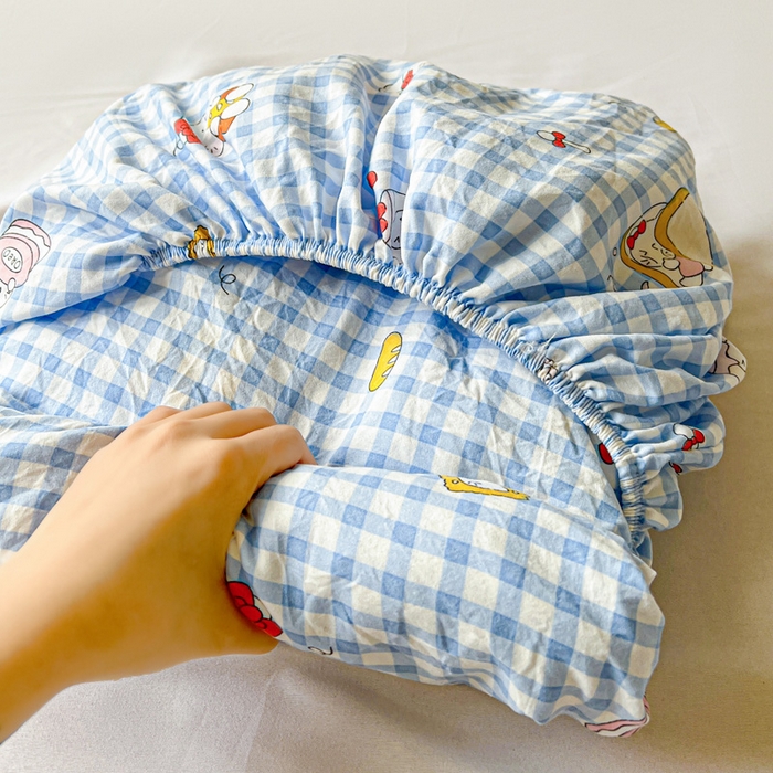 91家纺网 家纺一手货源 找家纺 罗亿家纺 2025新款卡通水洗云朵棉110g单床笠 蓝格子小猫