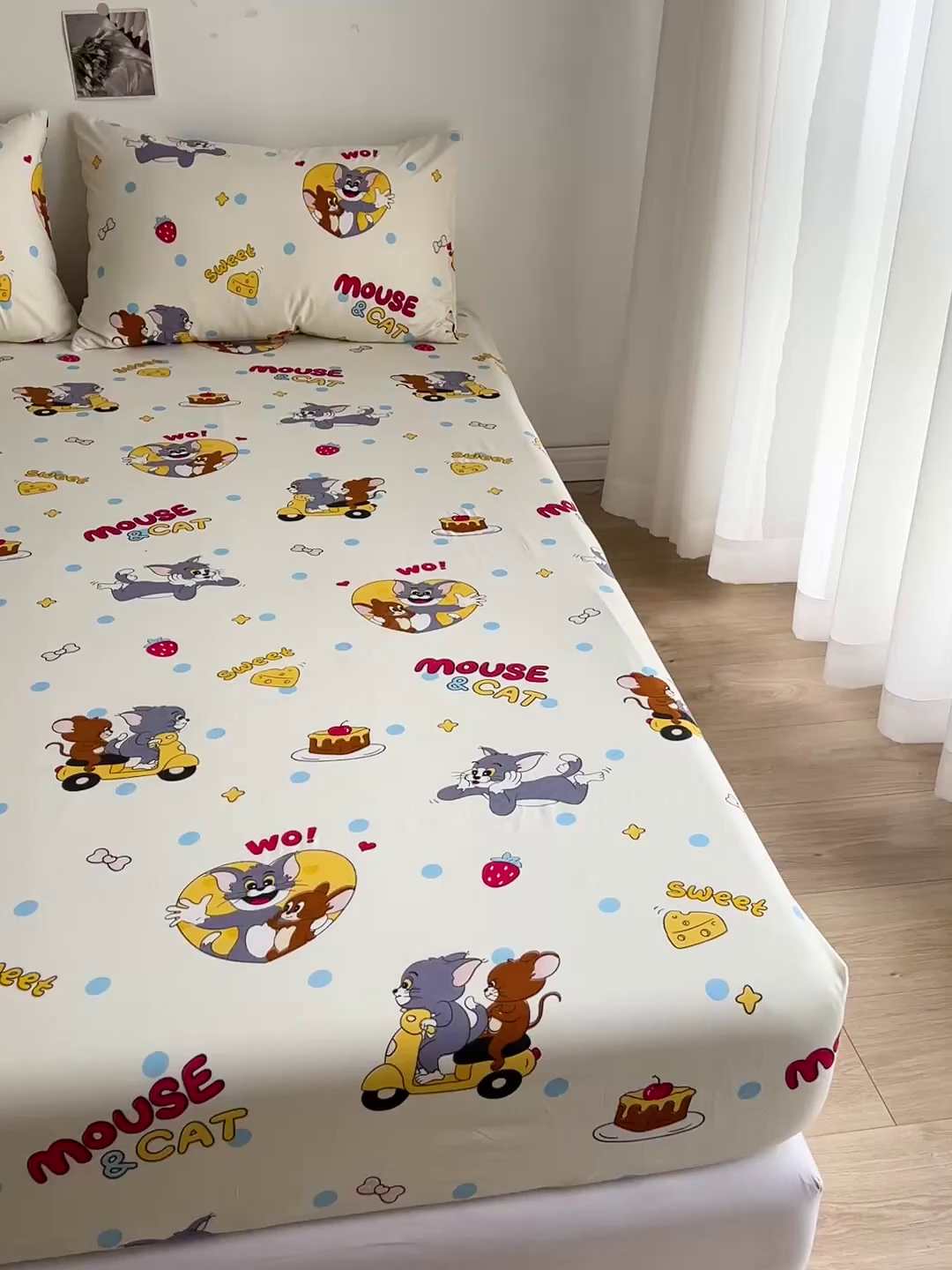 91家纺网 家纺一手货源 找家纺 罗亿家纺 2025新款卡通水洗云朵棉110g单床笠 小猫和小鼠