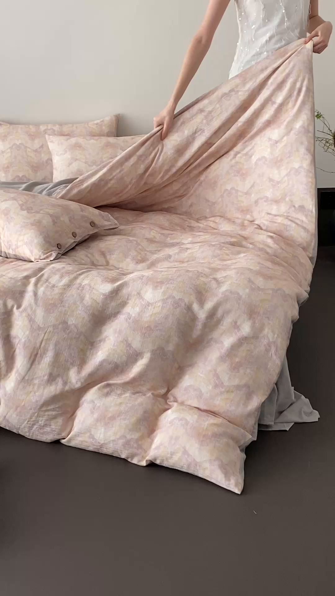 91家纺网 家纺一手货源 找家纺 （总）赫帛 2025新款数码印花皱皱纱60支全棉双层纱四件套--云岫霓裳