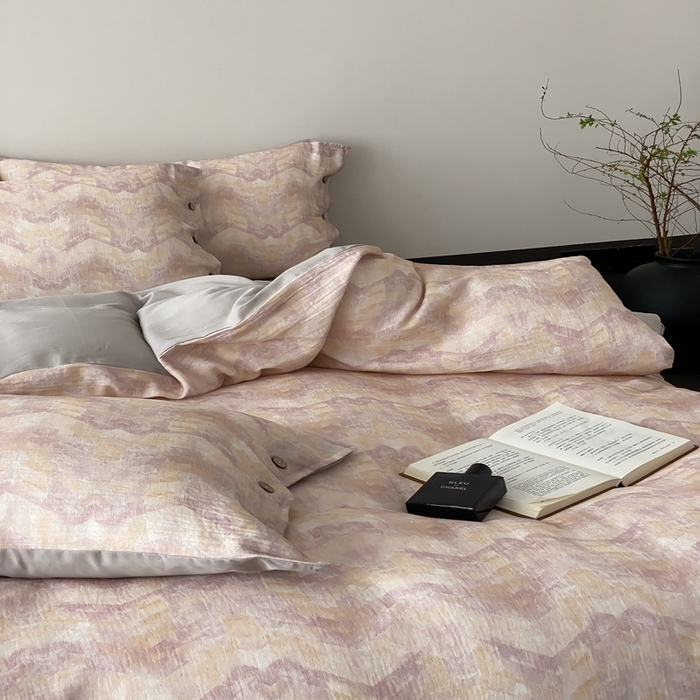 91家纺网 家纺一手货源 找家纺 （总）赫帛 2025新款数码印花皱皱纱60支全棉双层纱四件套--云岫霓裳