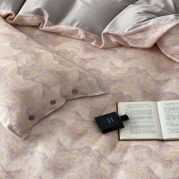 91家纺网 家纺一手货源 找家纺 （总）赫帛 2025新款数码印花皱皱纱60支全棉双层纱四件套--云岫霓裳