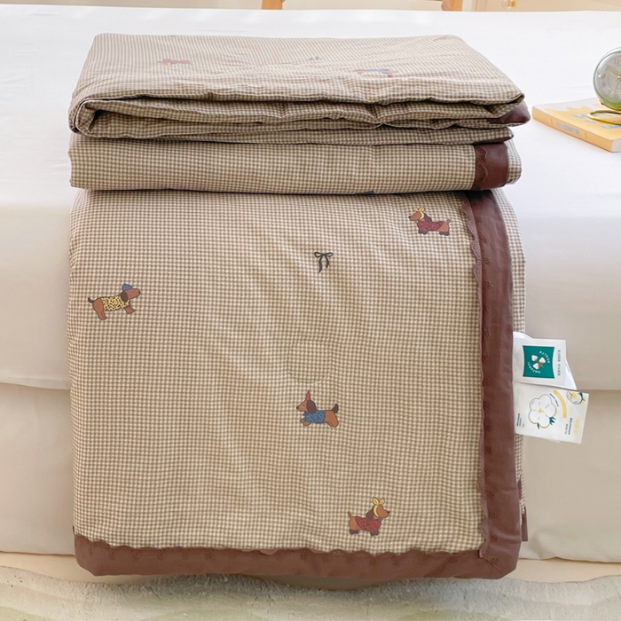 91家纺网 家纺一手货源 找家纺 2025新款全棉60支单层纱花边夏被 咖格狗