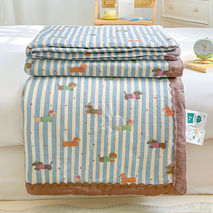 91家纺网 家纺一手货源 找家纺 2025新款全棉60支单层纱花边夏被 萌狗乐园