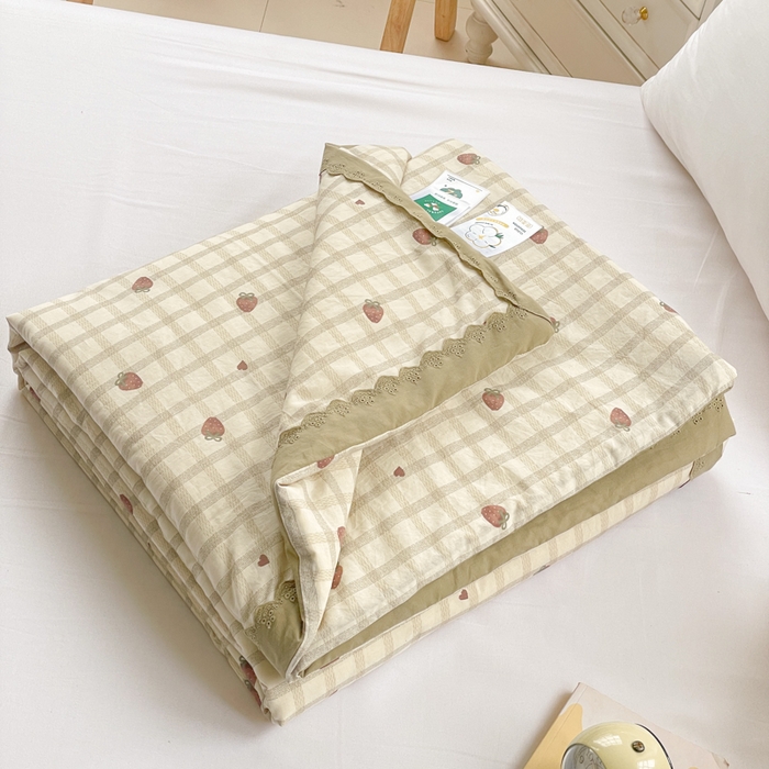 91家纺网 家纺一手货源 找家纺 2025新款全棉60支单层纱花边夏被 草莓格