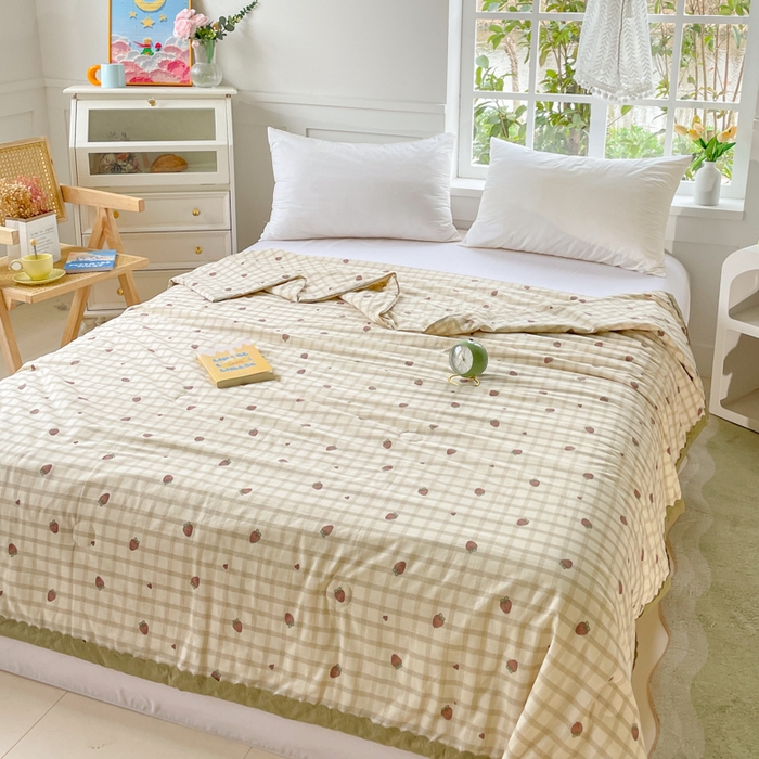 91家纺网 家纺一手货源 找家纺 2025新款全棉60支单层纱花边夏被 草莓格